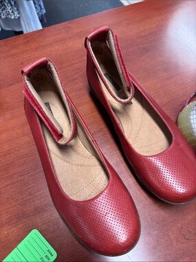Clarks flats size 7.5 // 071029